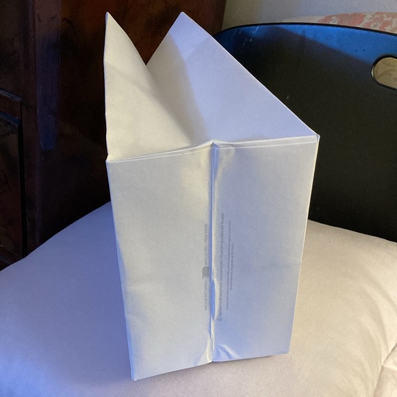 Apple Store ๏ฃฟ Flat White Paper Shopping/Gift Bag with Circular-Knit Rope Handles - Picture 8 of 8